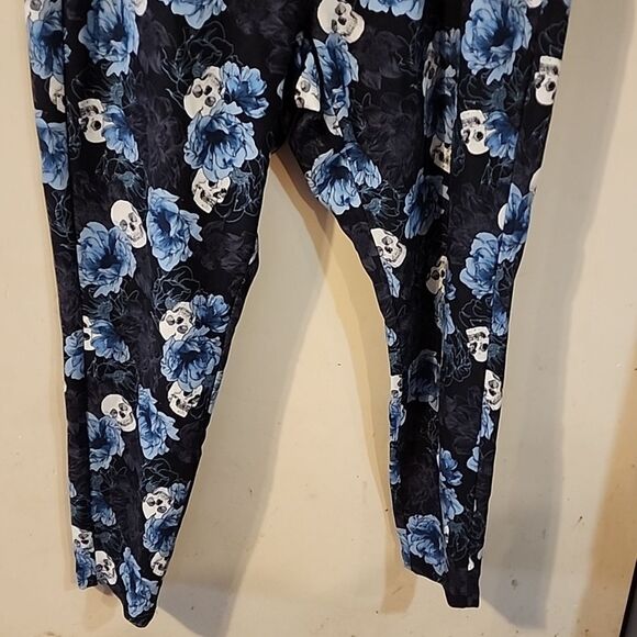 Torrid pixie pants Size 2 skulls 💀 ☠️ - Picture 3 of 4